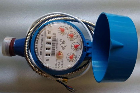 無線遠(yuǎn)傳水表是如何進(jìn)行數(shù)據(jù)采集傳輸?shù)模?/></p><p>　　當(dāng)水流入水表后，會沿著葉輪盒底部進(jìn)水孔進(jìn)入到計量機(jī)構(gòu)，水流會推動葉輪旋轉(zhuǎn)，然后由葉輪盒上部出水孔的位置流出，正常情況下，葉輪轉(zhuǎn)速和水的流量是成正比的，葉輪轉(zhuǎn)動的時候，就能夠通過齒輪傳遞給指示機(jī)構(gòu)，并記錄出流經(jīng)水表的水總量。記錄的用水量數(shù)據(jù)會通過無線網(wǎng)絡(luò)技術(shù)和后臺數(shù)據(jù)管理中心聯(lián)通，來實(shí)現(xiàn)遠(yuǎn)程抄表、網(wǎng)絡(luò)充值、遠(yuǎn)程控制和故障檢測。</p><p>　　<strong>水表的數(shù)據(jù)如何采集傳輸?</strong></p><p>　　水表是通過給計量基表安裝加傳發(fā)訊模塊，這樣就后臺就能夠接收無線抄表主機(jī)發(fā)出的抄表指令，由無線通訊模塊能夠?qū)⑺砩厦娴挠盟?/p><p>　　數(shù)據(jù)上傳到服務(wù)器，以便供水公司進(jìn)行抄表和計算水費(fèi)。</p><p>　　無線遠(yuǎn)程水表的安裝是非常簡單容易的，其中，一根總線可以連接同一幢樓內(nèi)全部住戶的水表，可以大大節(jié)省施工費(fèi)用。其中數(shù)據(jù)采集器不參與底層數(shù)據(jù)的采集，僅僅作為通訊功能使用，計量不受外界影響。</p><p style=